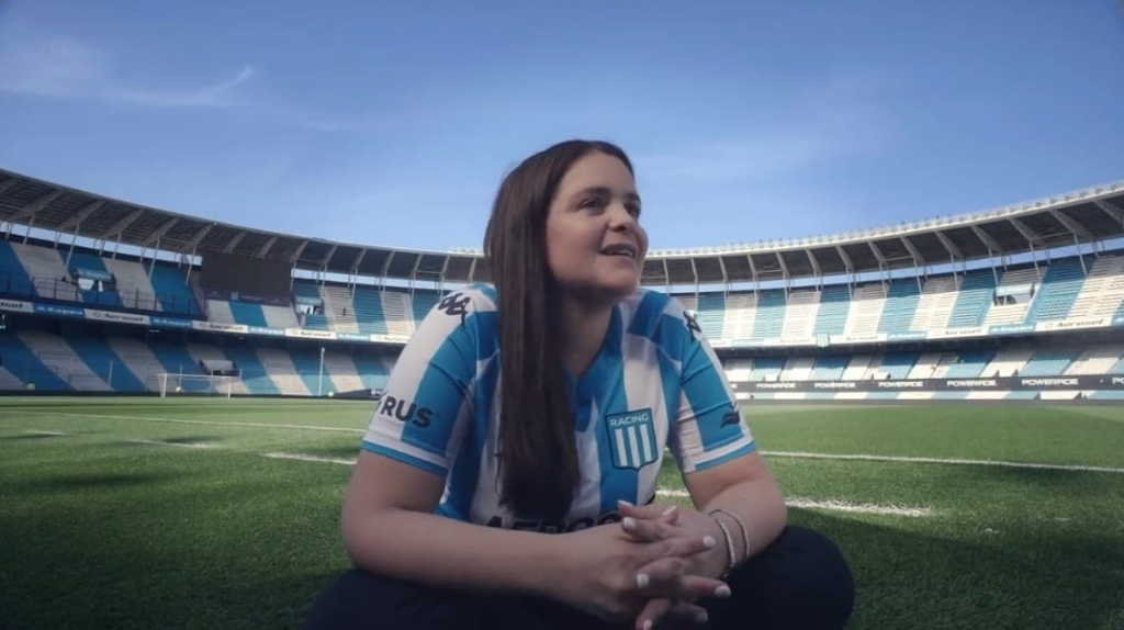 Pioneiro, clube argentino cria camisa de futebol própria para amamentação