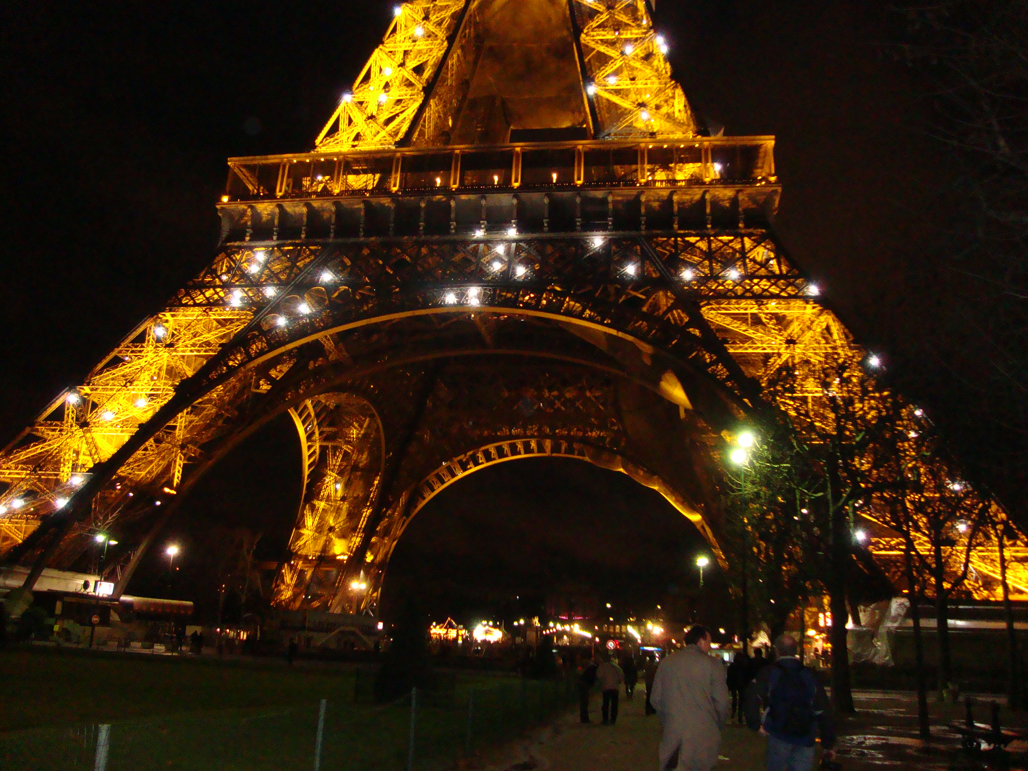 Turista brasileira é estuprada nos jardins da Torre Eiffel | BT Mais