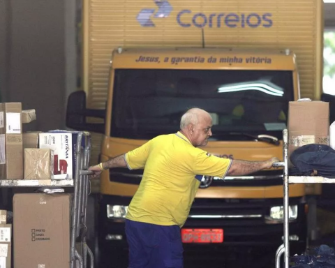 Funcionário dos Correios em unidade do Rio de Janeiro (Foto: REUTERS/Ricardo Moraes)