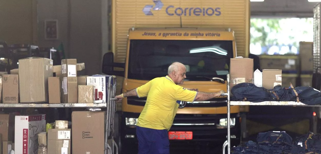 Funcionário dos Correios em unidade do Rio de Janeiro (Foto: REUTERS/Ricardo Moraes)