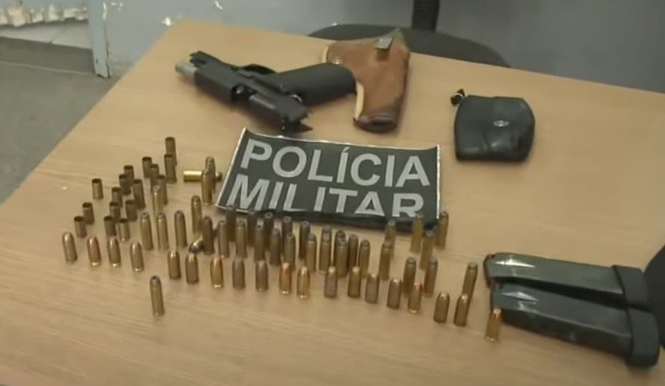 Armas e munições foram encontradas com padre (Foto: Redes Sociais)