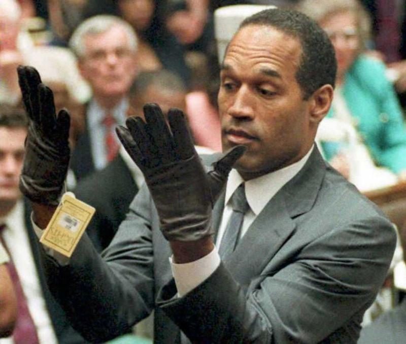 O. J .Simpson foi a julgamento acusado de matar a ex-mulher Nicole Brown