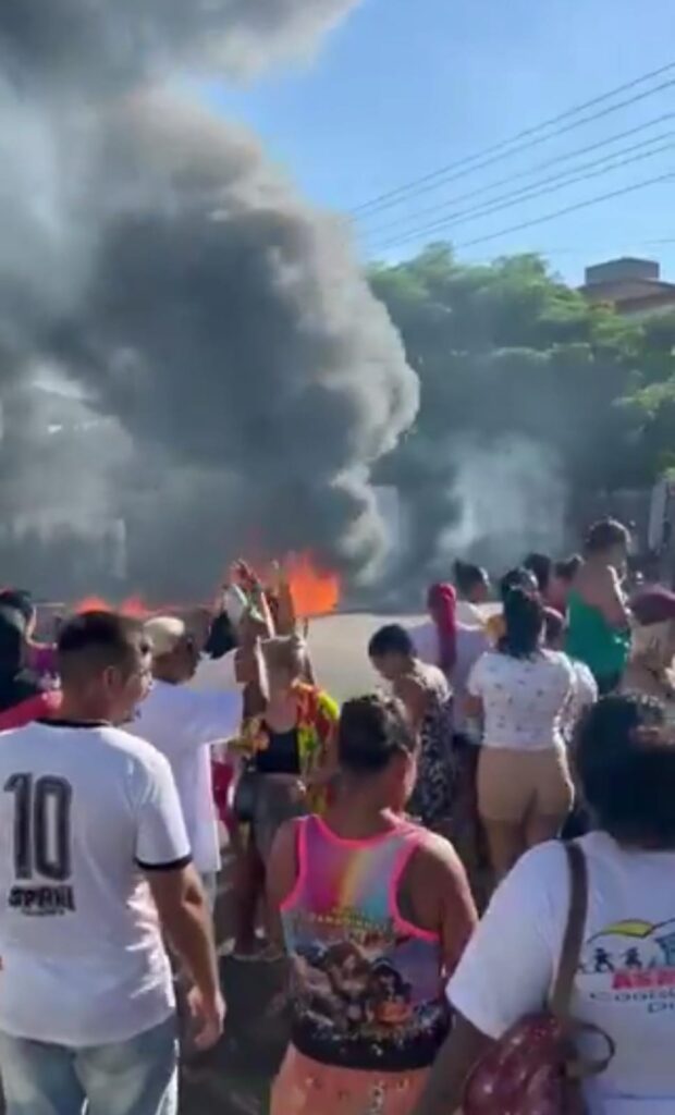 População protesta na Avenida Arthur Bernardes contra reintegração de posse.