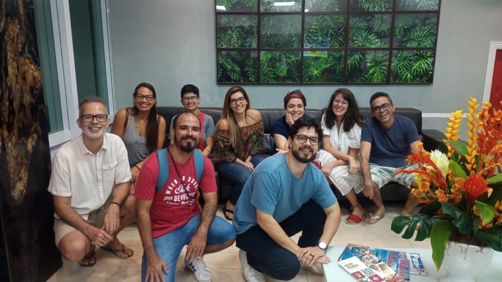 Organizadores de evento com mestre budista