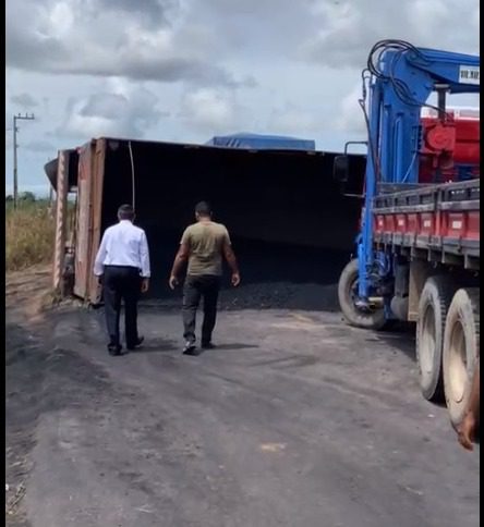 Carreta tombou na madrugada desta quarta, 3, e causou congestionamento na PA-150.