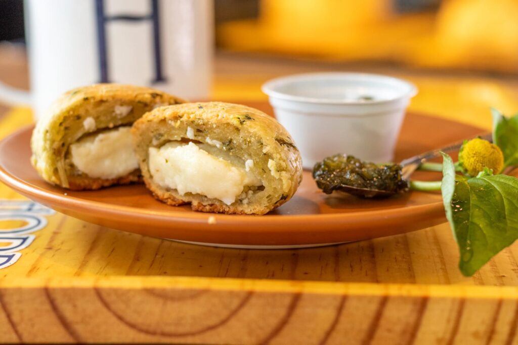 pão de queijo recheado, pão de queijo cuia e jambo, e croissant de ovo estão entre as receitas do local