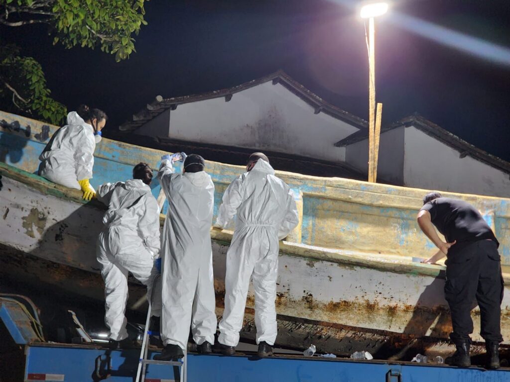 25 capas de chuva foram encontrados em embarcação à deriva