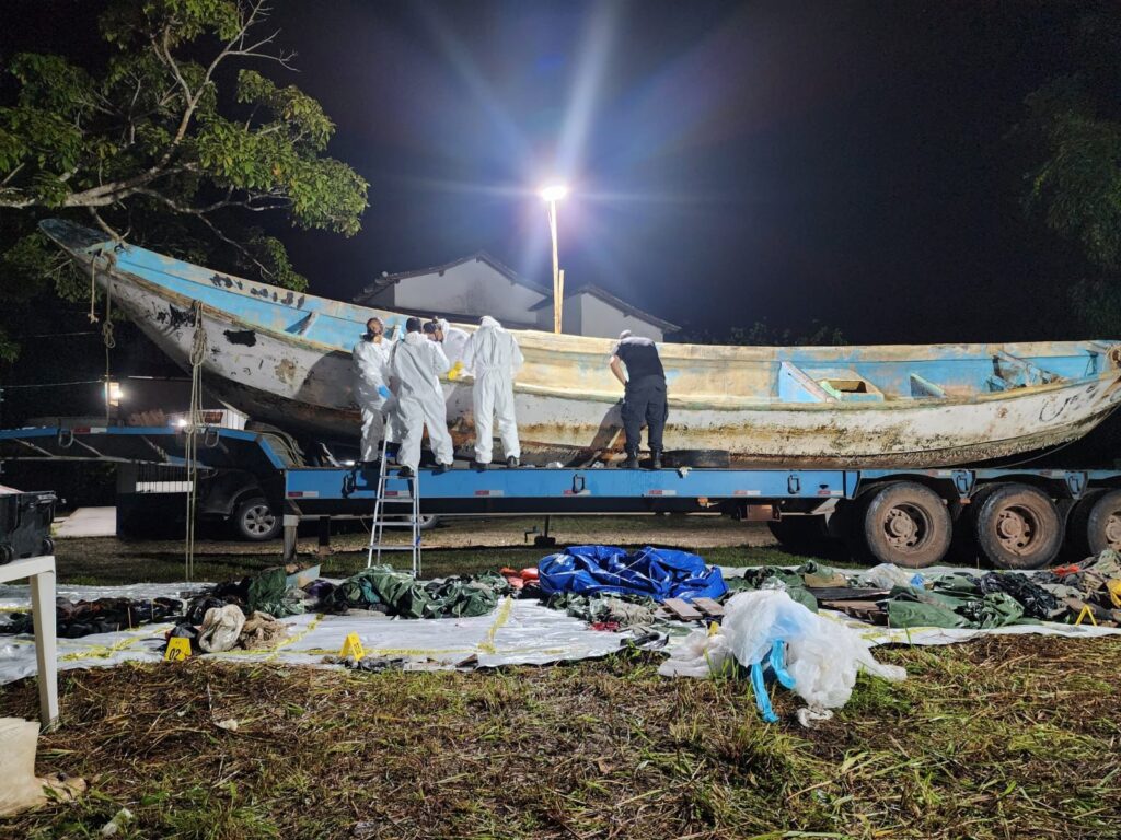 IML de Bragança realiza perícia no barco e objetos encontrados no rio. Foto: Ascom/PF Pará