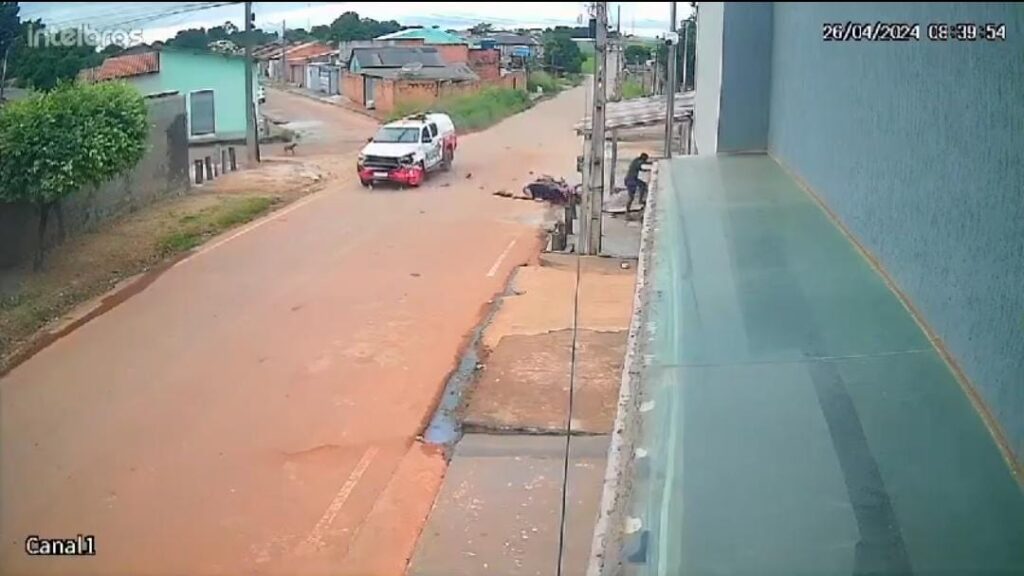 Vídeo mostra colisão entre viatura da PM e motocicleta no interior do Pará