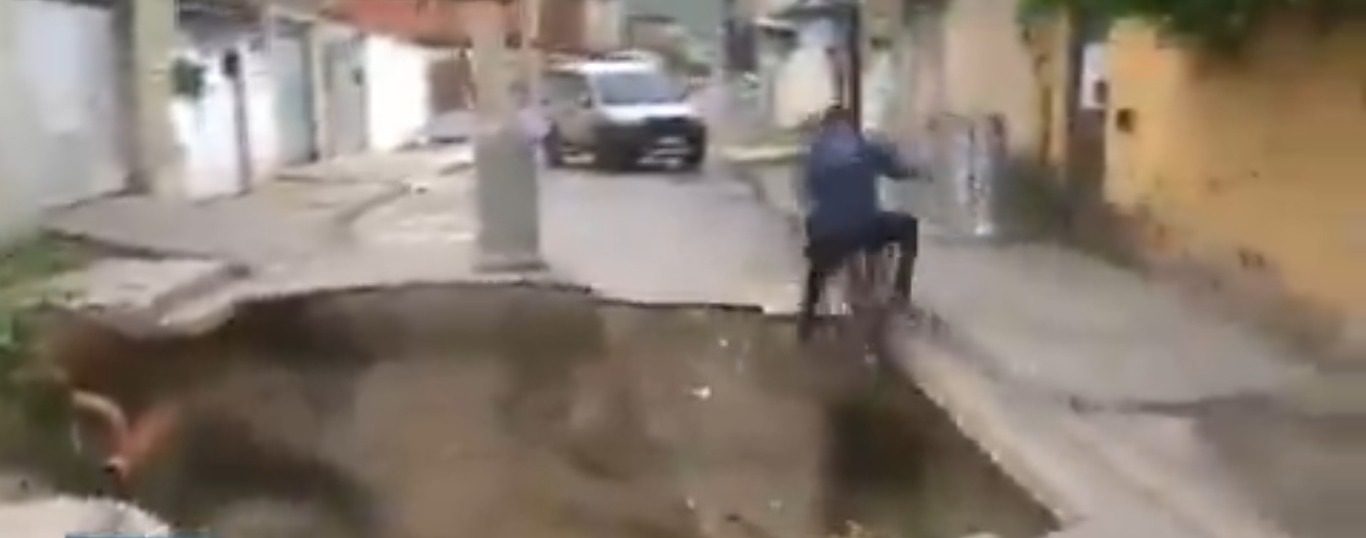 Ciclista cai em buraco durante jornal ao vivo