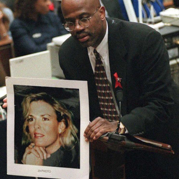 O promotor Christopher Darden mostra um retrato de Nicole Brown Simpson durante o 'julgamento do século'