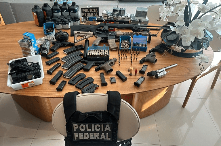 Grande quantidade de armas foi apreendida pelos policiais. Imagem reprodução: PF.