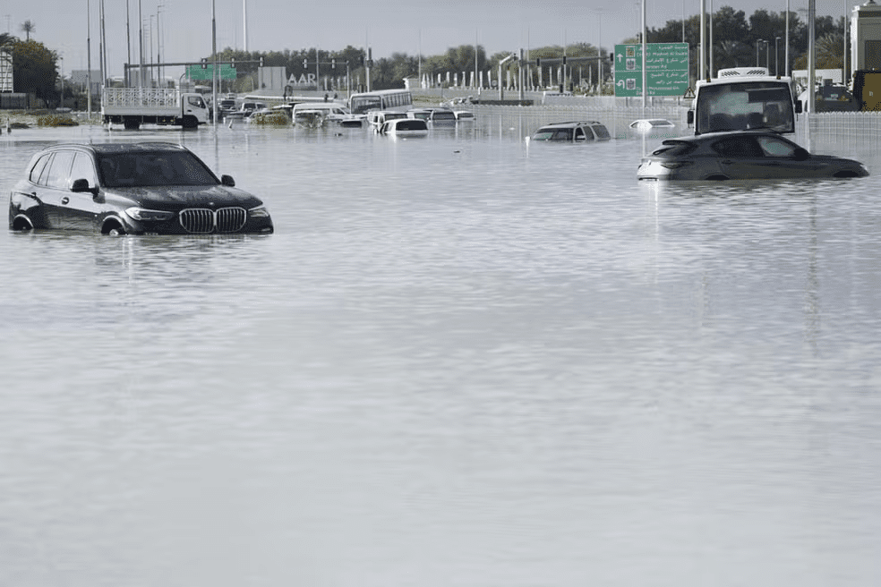 Carros ainda estavam submersos em Dubai nesta quarta, 17. Foto: Jon Gambrell/AP Photo