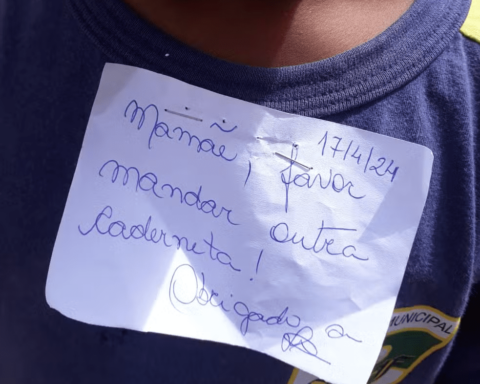 Bilhete da professora em uniforme de aluno.