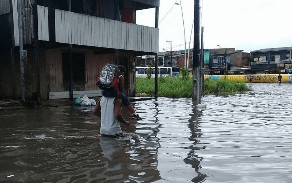 Alagamentos e a falta de acesso à água de qualidade são problemas crônicos em Belém. Foto: Reprodução.