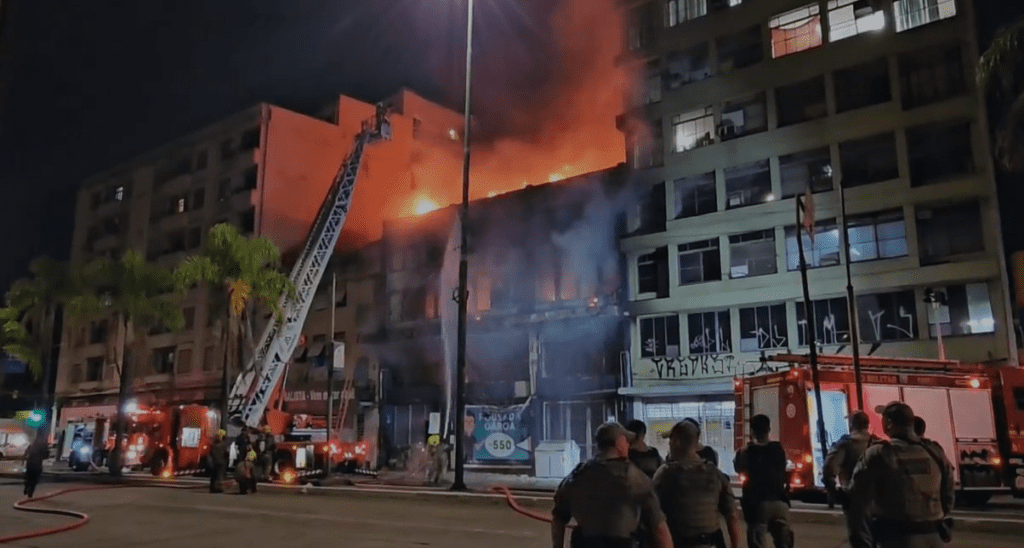 Incêndio em pousada deixa pelo menos 10 mortos.