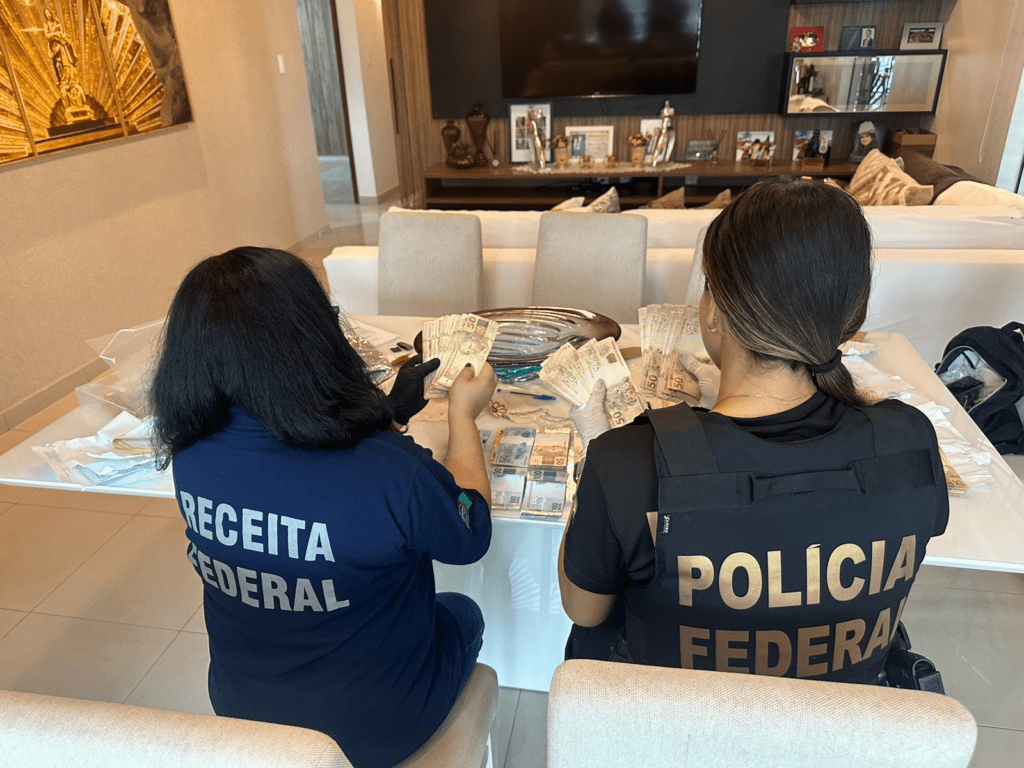 Policiais contabilizam quantias encontradas pela PF.