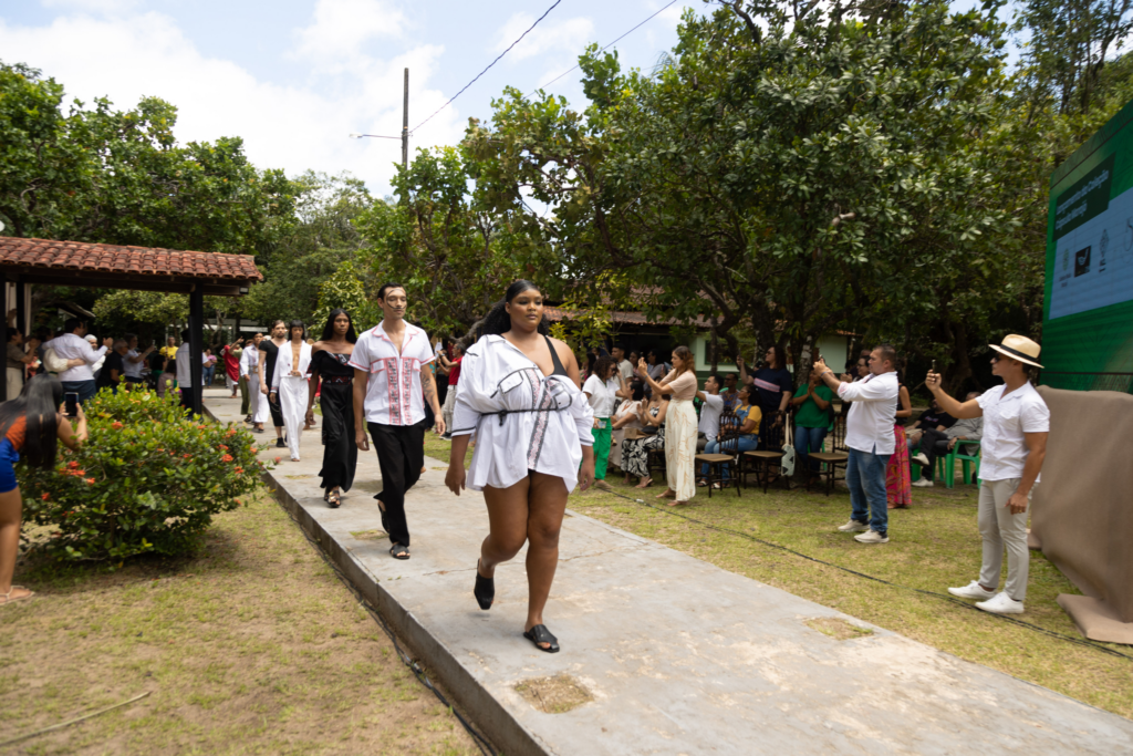 A coleção foi lançada em abril, em um desfile realizado no Instituto Caraunas do Marajó