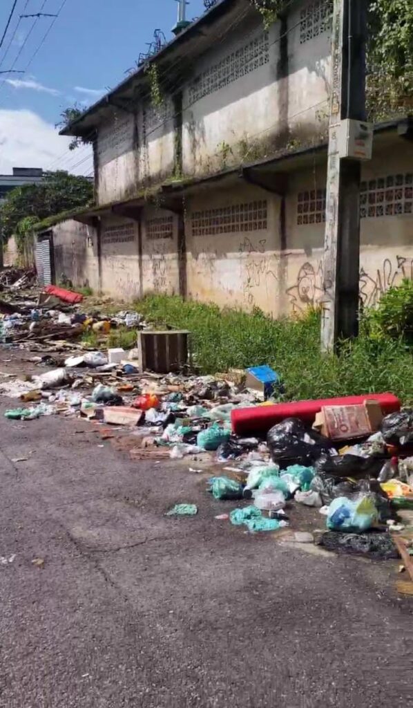 Imagem enviada por morador mostra pista tomada por lixo na Marambaia.