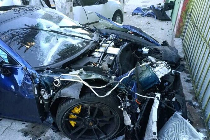 Estado do Porsche após motorista bater em Sandero e matar o condutor.