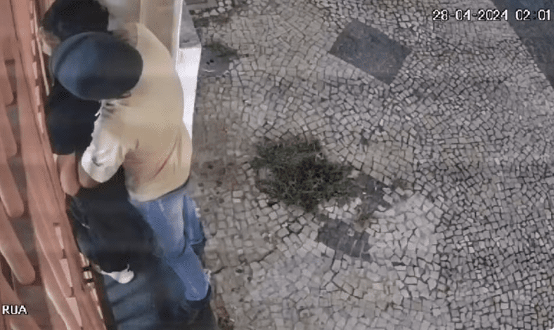 O crime aconteceu com o homem em frente ao condomínio em que ele mora (Foto: reprodução web)