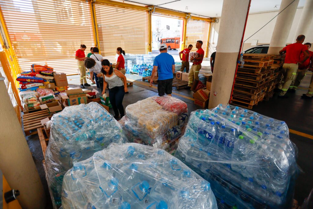 O Corpo de Bombeiros Militar do Paraná segue recebendo doações de alimentos não perecíveis para envio ao Rio Grande do Sul, atingido por fortes chuvas nos últimos dias. Foto: Gabriel Rosa/AEN