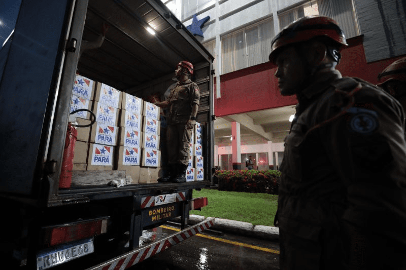 Água e bombeiros especialistas em mergulho são enviados pelo Pará ao RS.