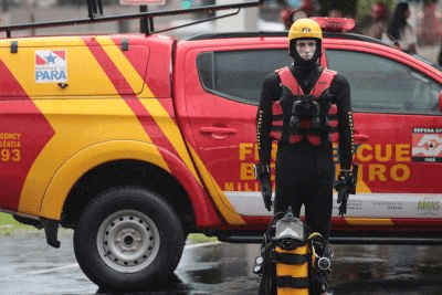 Equipamentos e bombeiros especialistas em mergulho.