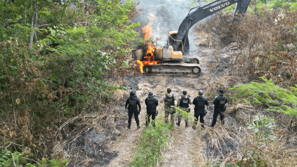 Equipamentos usados em garimpo de ouro na Amazônia é fechado pela PF