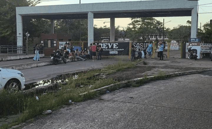 Greve na UFPA ocupa entrada dos portões.