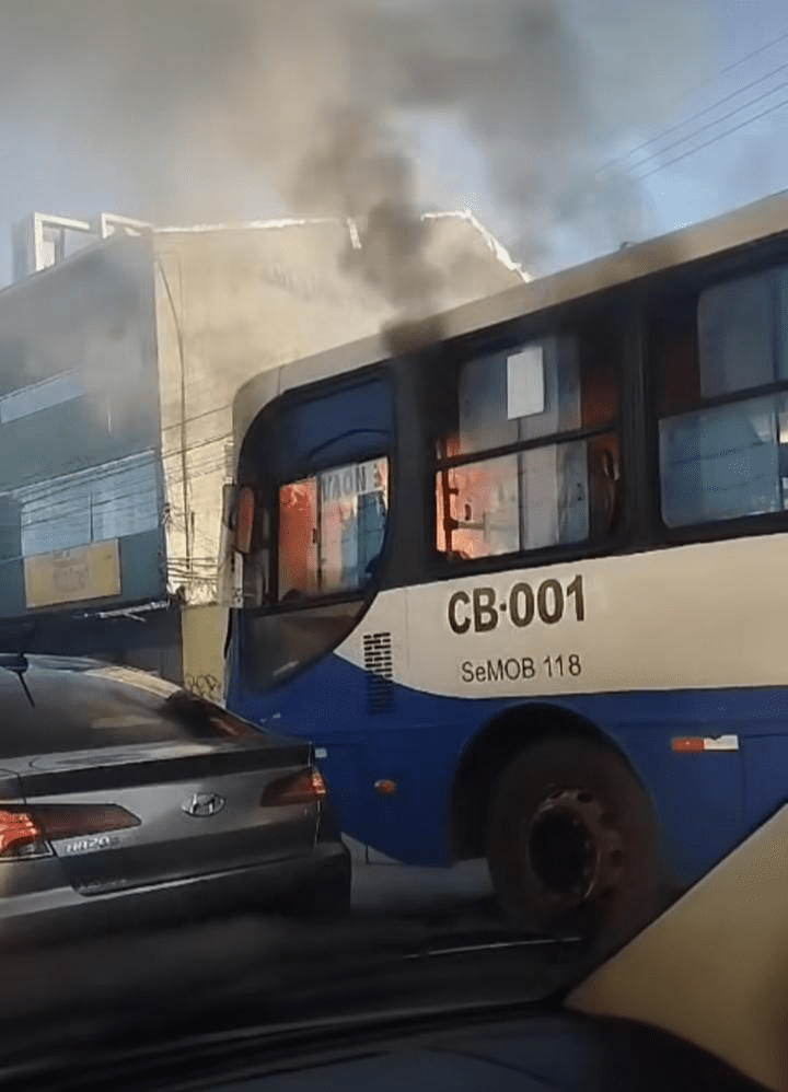 Fogo em ônibus assusta populares e complica trânsito.