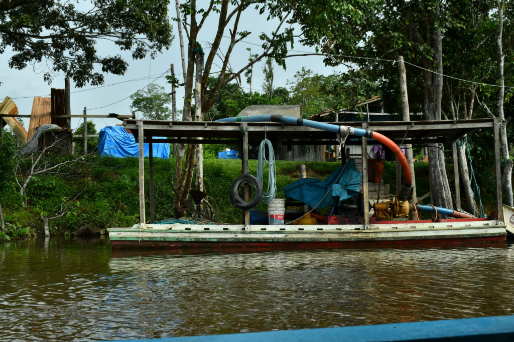 Draga utilizada para extração de seixo no rio Moju. Foto: João Paulo Guimarães/ Intercept Brasil.