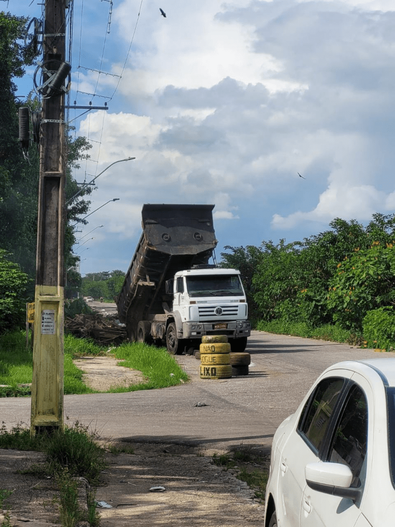 Lixo irregular é descartado no Canal São Joaquim, em Belém