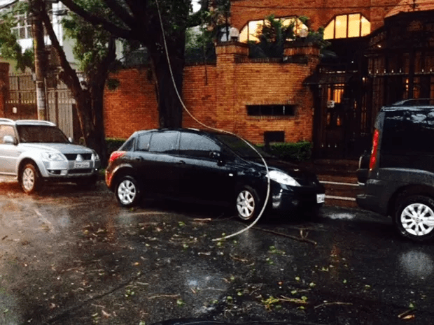 Saiba o que fazer em caso de quedas de fiação elétrica sobre carros