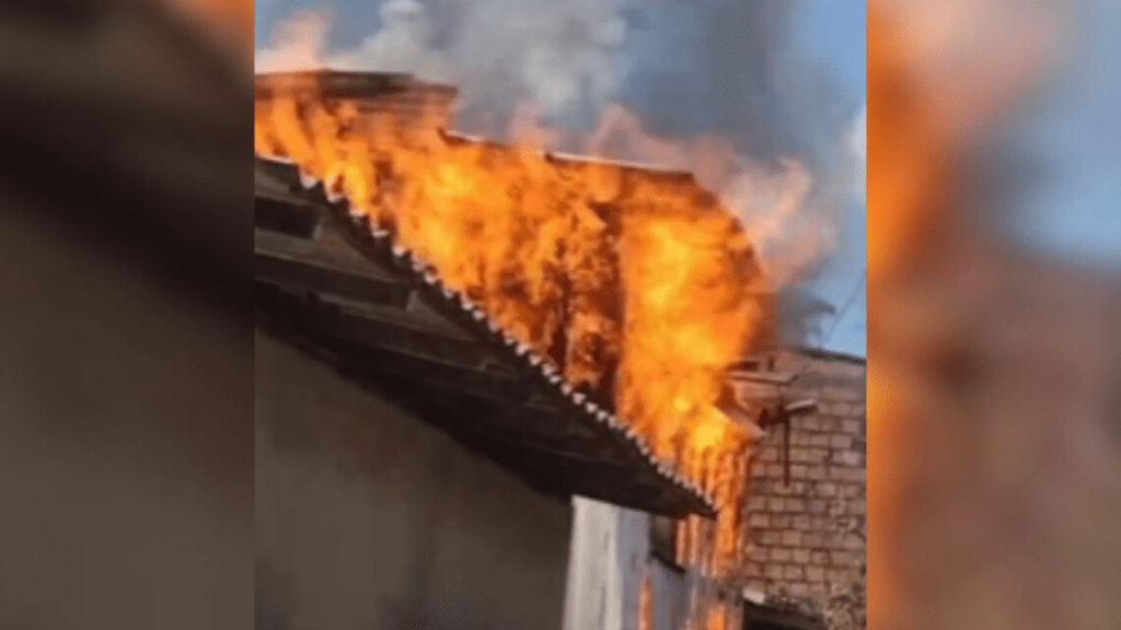 Imagem: Casa de madeira pega fogo no bairro da Guanabara, em Belém