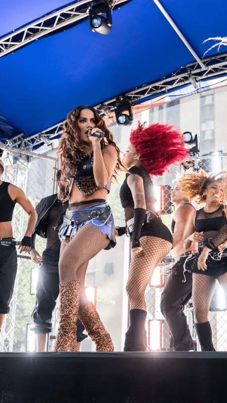 Anitta no palco do 'Today Show' Foto: Reprodução – Instagram/@todayshow