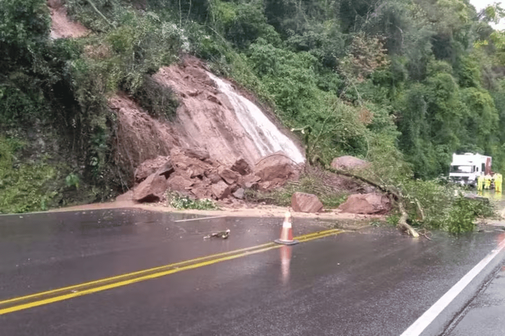 Estradas estão destruídas ou interditadas no RS.