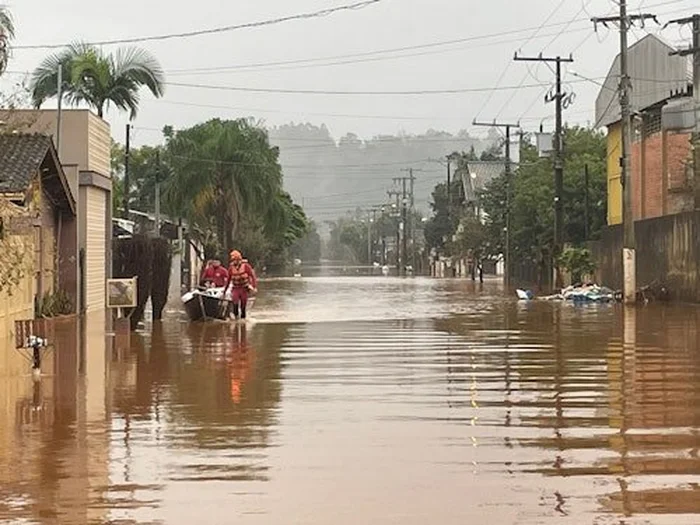 Chuvas no RS: famílias deixam casas após nível de rio subir em São Sebastião do Caí. Imagem: Guilherme Milmam / Agência RBS