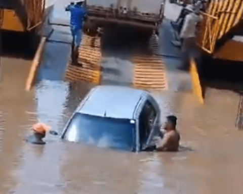 Motorista perde o controle e cai no rio ao tentar subir em balsa no Marajó