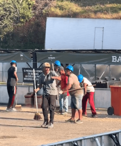 Funcionários são vistos dançando em passagem de som do Natiruts em MG