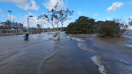 Nível do Guaíba volta a subir e águas invadem orla e calçadas das ruas de Porto Alegre. Foto: reprodução @fernao_berthold