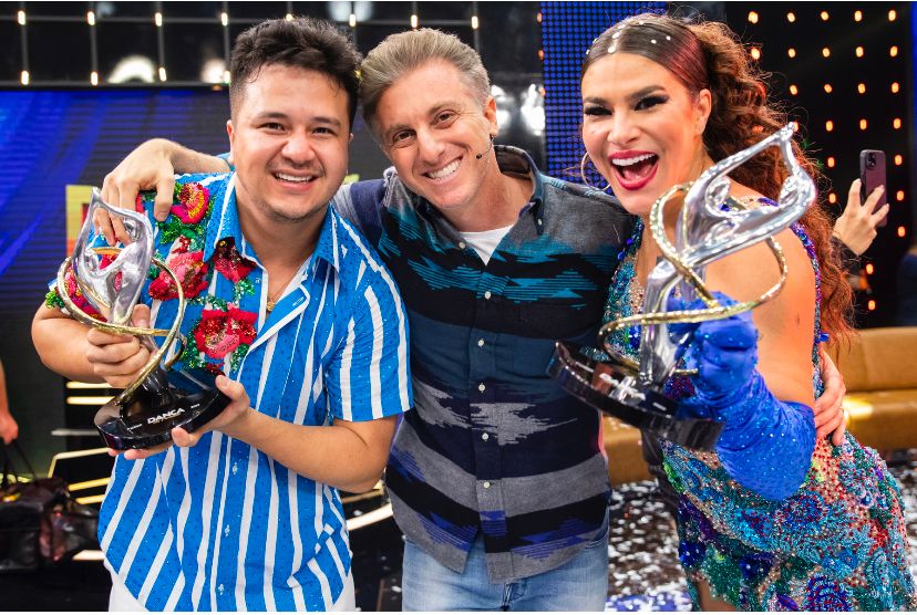 Rolon Ho ao lado de Luciano Huck e Priscila Fantin após vencer o Dança dos Famosos. Imagem: Reprodução/ Redes Sociais