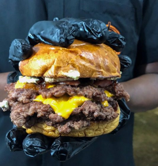 O Caça burger fica localizado na Rua Boaventura da Silva, 2263 e funciona como delivery e também para retirada. 