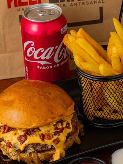 O local ainda conta com menu degustação com 6 tipos de mini burguer e batata frita com cheddar pra você aproveitar.