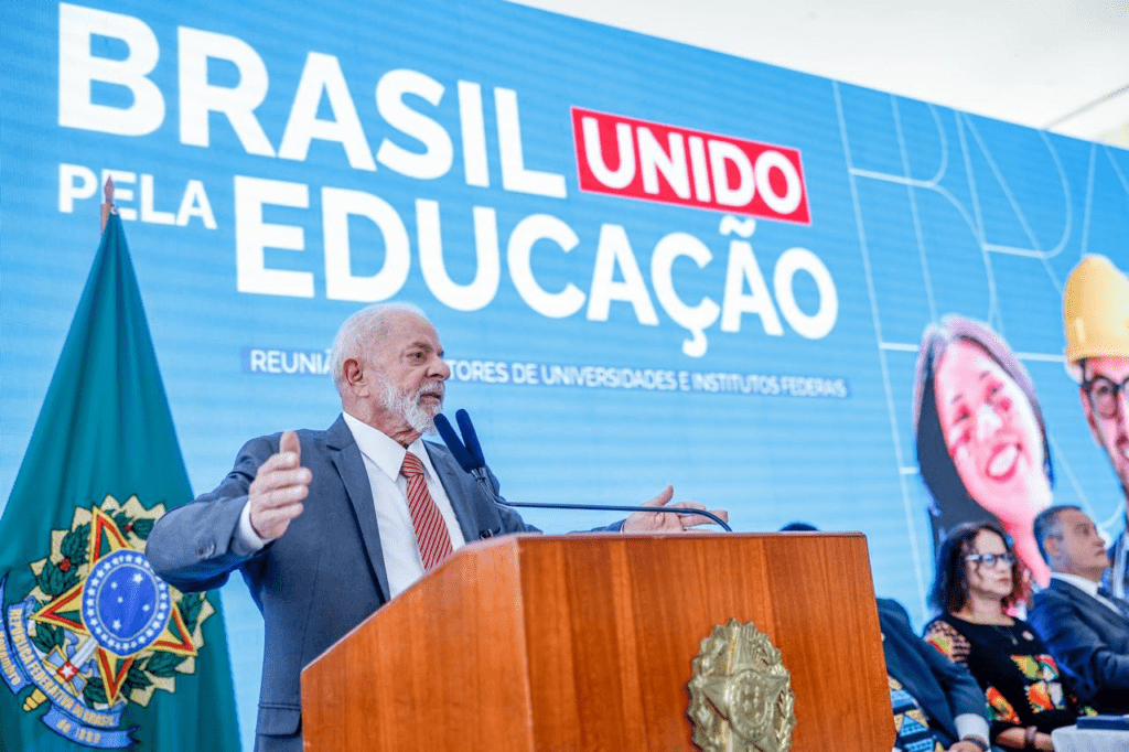 Lula anuncia investimentos para a educação superior.