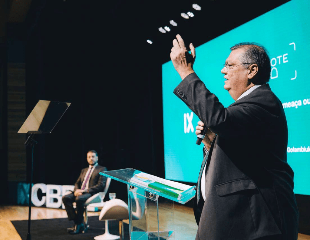 Flávio Dino critica a precarização do trabalho informal de entregadores no Brasil.