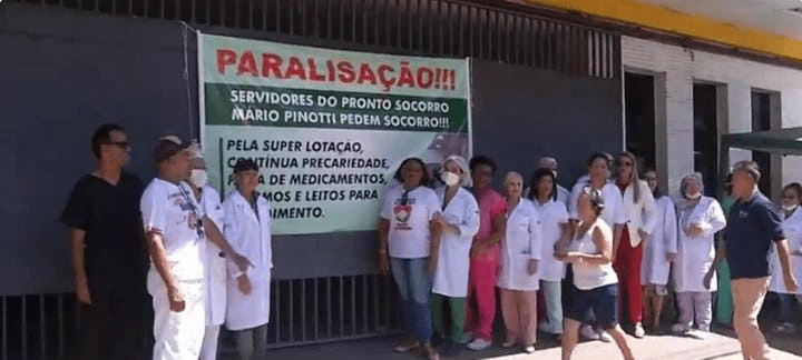 Profissionais da saúde que atuam no PSM da 14 de Março protestam em frente à unidade em Belém. Imagem reprodução: JL1/TV Liberal.