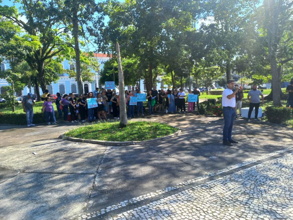 Pais de crianças neuroatípicas protestam em Belém após suspensão de valores para clinicas de terapia. Imagem reprodução.