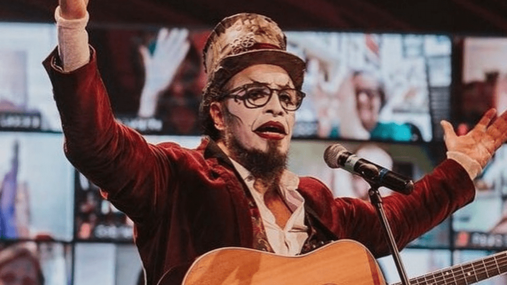 Celebrando duas décadas de carreira, Fernando Anitelli, do Teatro Mágico, se apresenta em Belém Foto: Reprodução/Facebook