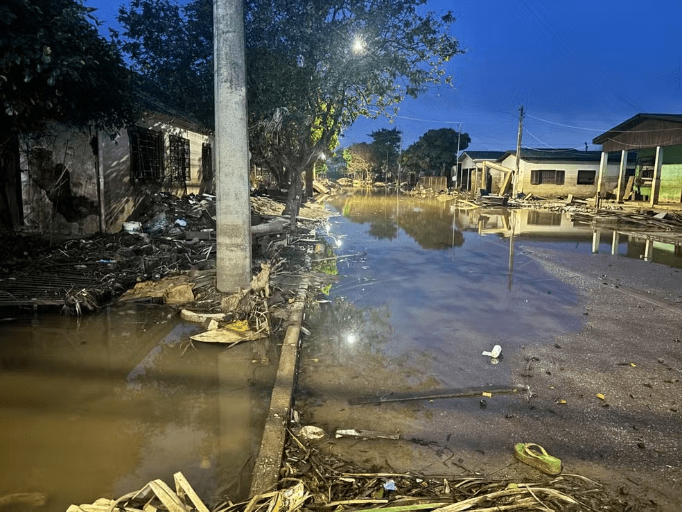 Nível do Guaíba voltou a subir e inundou ruas — Foto: Mary Silva/RBS TV